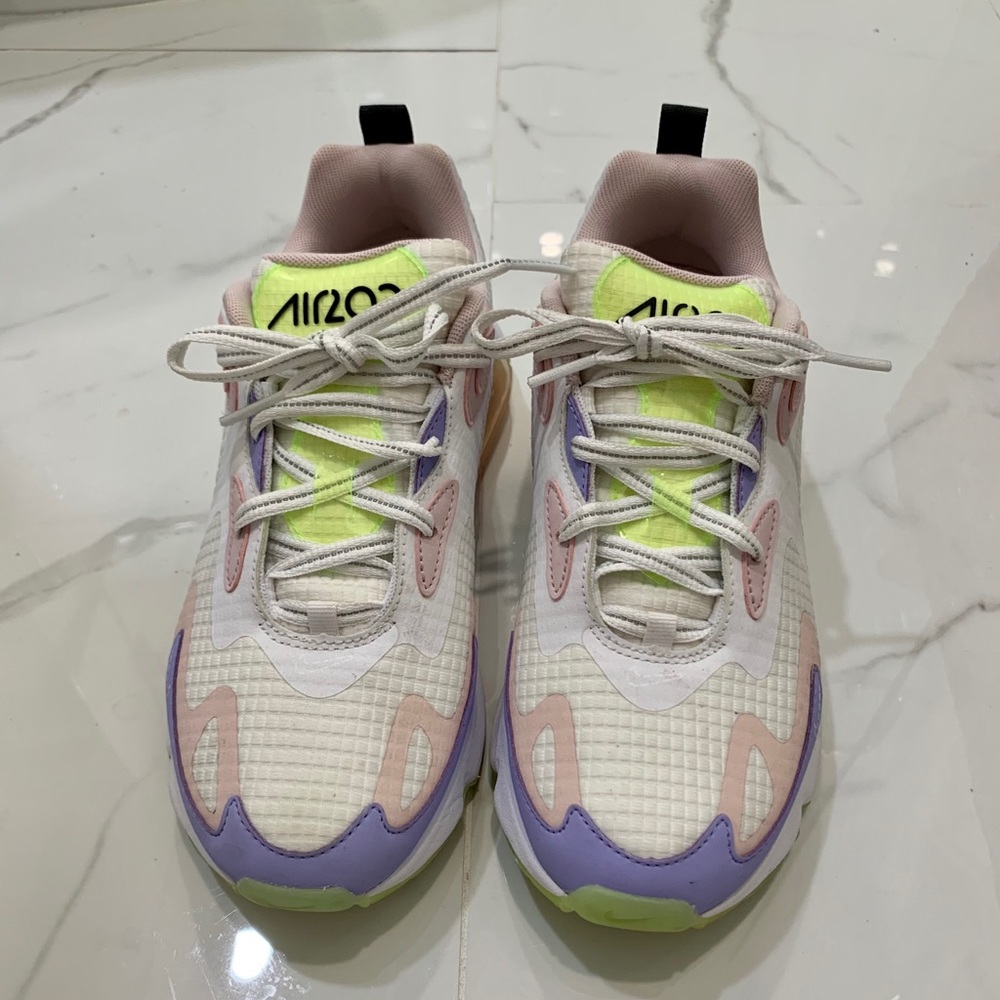 Women’s Nike Airmax 200 in White/Pink